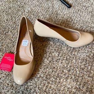 Women’s size 10 nude heel never worn